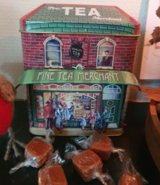 Blikje Winkel met Luifel - Fine Tea Merchant - gevuld met Gardiners of Scotland Fudge  250 gr