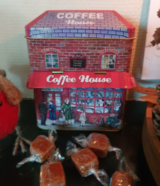 Blikje Winkel met Luifel - Coffee House - gevuld met Gardiners of Scotland Fudge  250 gr