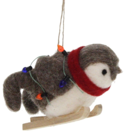Meander Pinguïn op slee met kerstlampjes -vilt-