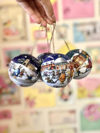 Emma Bridgewater Winter Scene Bauble - Kerstliederen op het plein