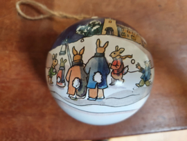 Emma Bridgewater Winter Scene Bauble - Kerstliederen aan de deur