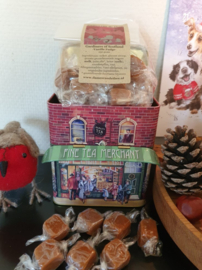 Blikje Winkel met Luifel - Fine Tea Merchant - gevuld met Gardiners of Scotland Fudge  250 gr