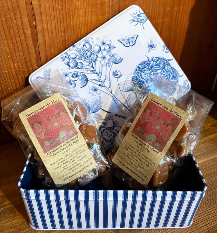Sanderson - Etchings and Roses - Rectangular Tin- gevuld met Gardiners of Scotland Fudge 500 gr