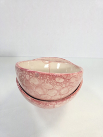 Kom keramiek met rode bellen glazuur