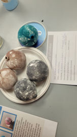 Zaterdag 6 december 2025 kerstballen glazuren met bellenblaas glazuur
