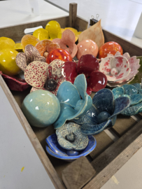 Rode vogel van keramiek voor binnen of buiten.