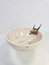 Schaal met decoratieve bloemen van glas en keramiek
