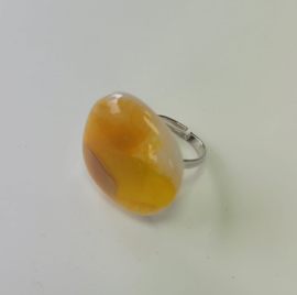 Gele ring met glazen applicatie
