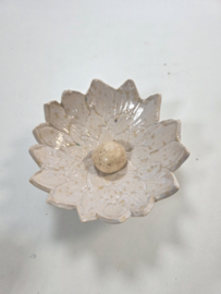 Wit/creme bloem keramiek (tafel decoratie of tuinsteker)