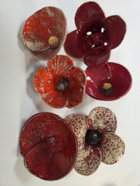 Rode bloem keramiek (tuinsteker)