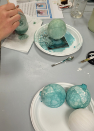Zaterdag 6 december 2025 kerstballen glazuren met bellenblaas glazuur