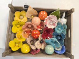 Rode vogel van keramiek voor binnen of buiten.