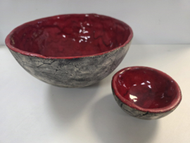 Set van 2 rode schalen keramiek