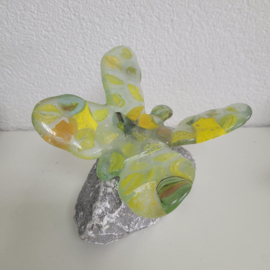 Vlinder op steen van glasfusion (geel)