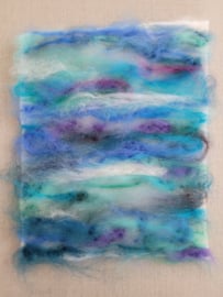 Blauw met tikkie warmte: Wol vilt schilderij