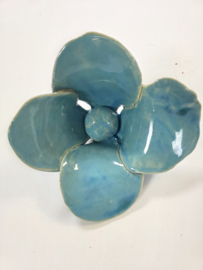 Blauwe bloem keramiek (tuinsteker)