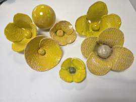 Gele bloem keramiek (tuinsteker)