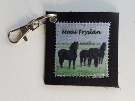 Friese paarden sleutelhanger van leer en stof (Moai Fryslân)