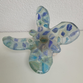 Vlinder op steen van glasfusion (blauw)