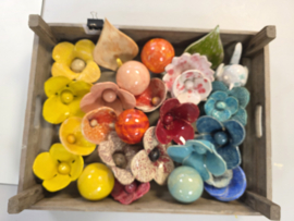 Rode bloem / drinkbakje van keramiek (tuinsteker)