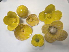 Gele bloem keramiek (tuinsteker)