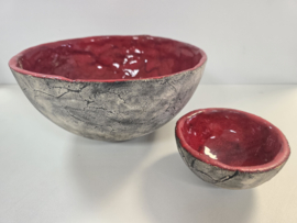 Set van 2 rode schalen keramiek