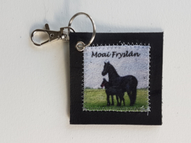 Friese paarden sleutelhanger van leer en stof (Moai Fryslân)