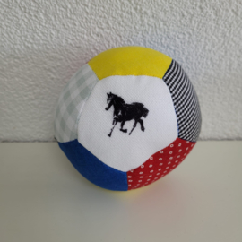 Bal van stof met paard en een belletje. Baby