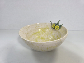Schaal met decoratieve bloemen van glas en keramiek