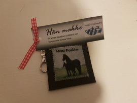 Friese paarden sleutelhanger van leer en stof (Moai Fryslân)