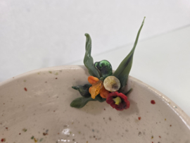 Schaal met decoratieve bloemen van glas en keramiek