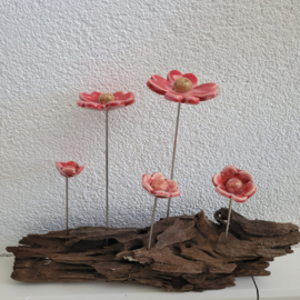 Rood bloem  keramiek op hout