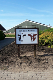 Opdracht: Bedrijfsnaambord in opdracht met zwart/wit acrylverf ontwerp