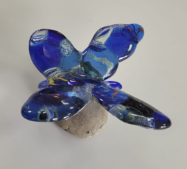 Vlinder op steen van glasfusion (blauw)