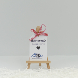 Thee moment: koe mok, kandijsuiker en thee