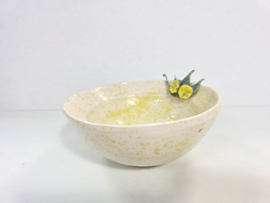 Schaal met decoratieve bloemen van glas en keramiek