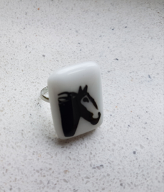 Paard ring met glazen applicatie