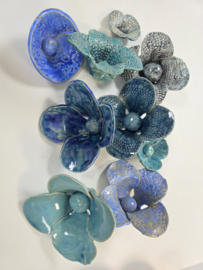 Blauwe bloem keramiek (tuinsteker)