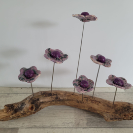 Paars bloem  keramiek op hout