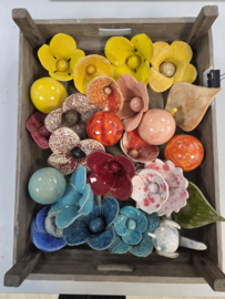 Rode bloem keramiek (tuinsteker)