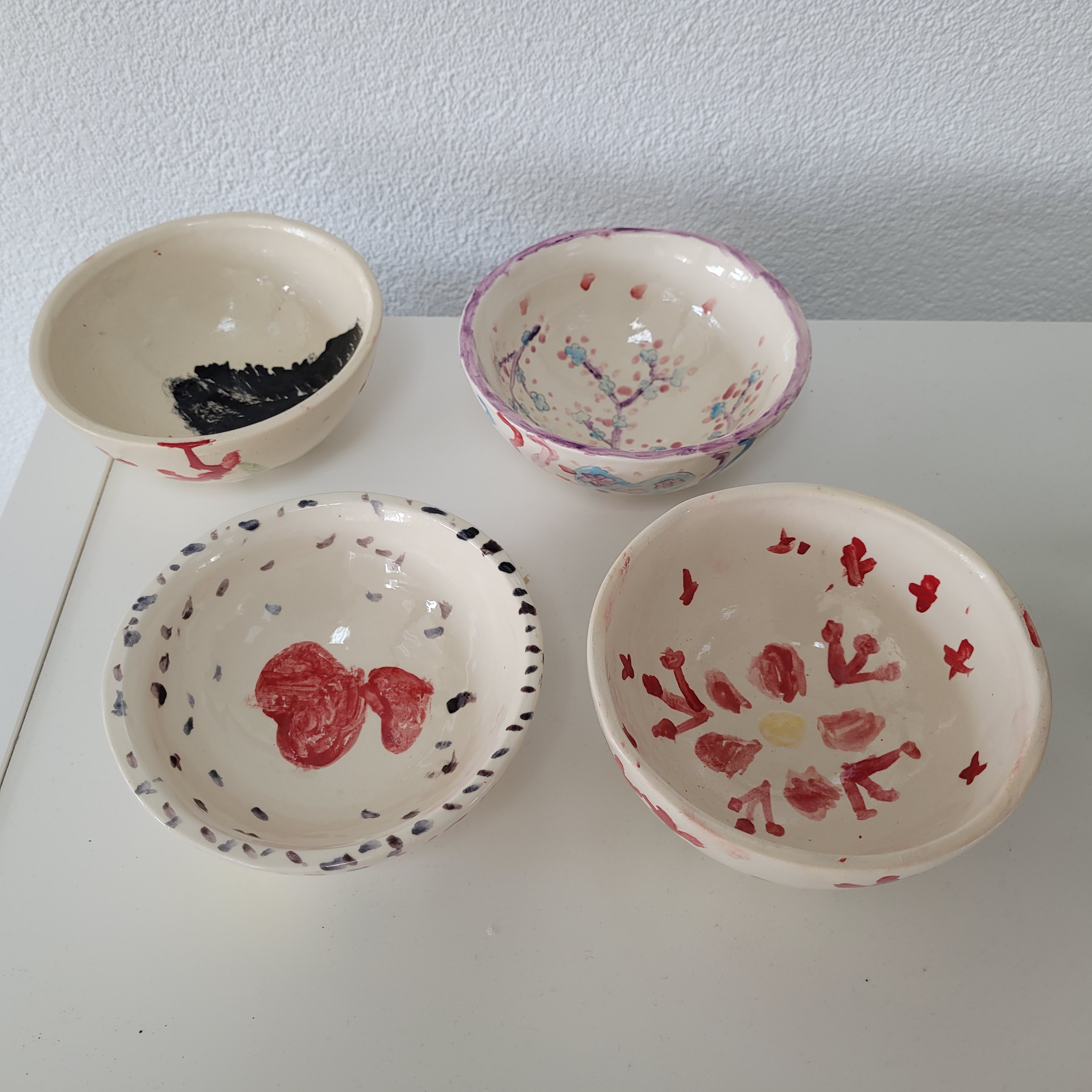 Kinderfeestje keramiek: glazuren van een sieraden schaaltje