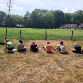 Les: buiten landschap tekenen en in de klas aquarelleren.