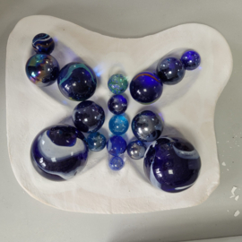 Vlinder op steen van glasfusion (blauw)