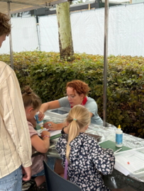 Glasfusing kunst maken workshop op een fair / festival