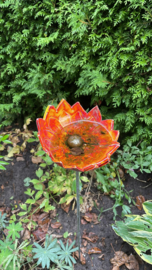 Rode oranje bloem / drinkbakje van keramiek (tuinsteker)