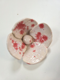 Oud roze bloem keramiek (tuinsteker)