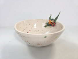 Schaal met decoratieve bloemen van glas en keramiek