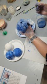 Zaterdag 6 december 2025 kerstballen glazuren met bellenblaas glazuur