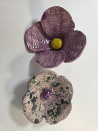 Lila bloem keramiek (tuinsteker)