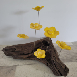 Geel bloem  keramiek op hout